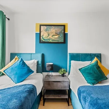 Stylish Abode - Sleeps 6 *
