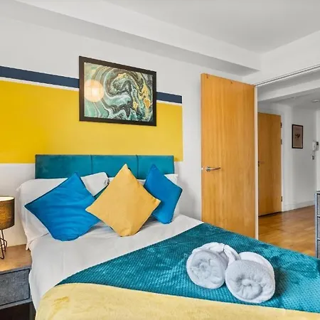 Stylish Abode - Sleeps 6 *