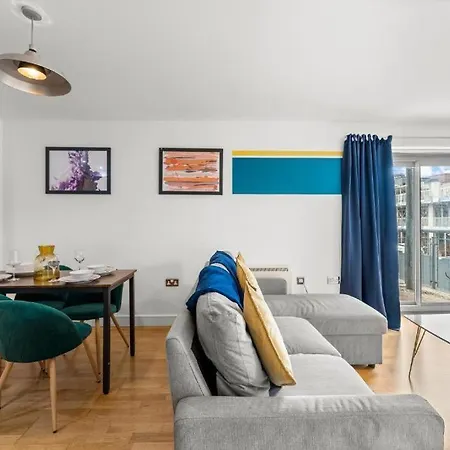 Stylish Abode - Sleeps 6 *