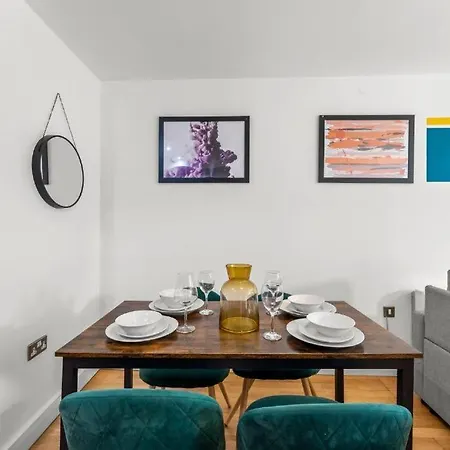 Stylish Abode - Sleeps 6 Сasa de vacaciones